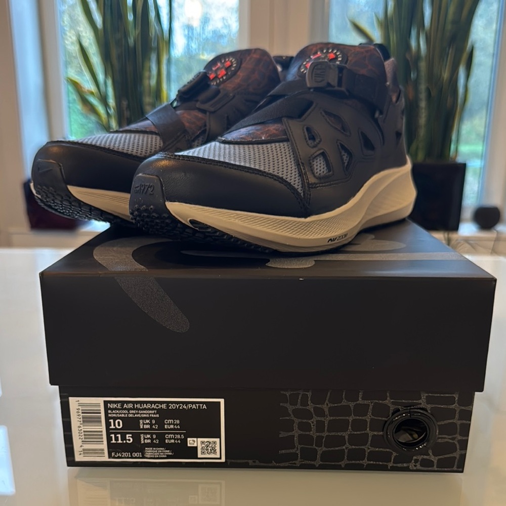 Nike Air Huarache Black and Gray Sneakers